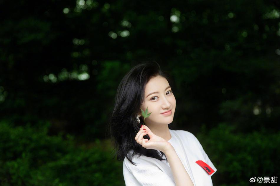 景甜精致妆容长发披肩清爽穿搭置身盎然绿意