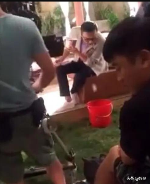 老坛酸菜方便面翻车，汪涵再遭舆论讨伐，拍广告吐面的视频被曝光