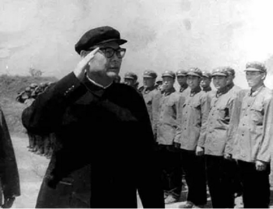 叶剑英问许世友：能指挥南京军区吗？许世友：司令是我的保镖