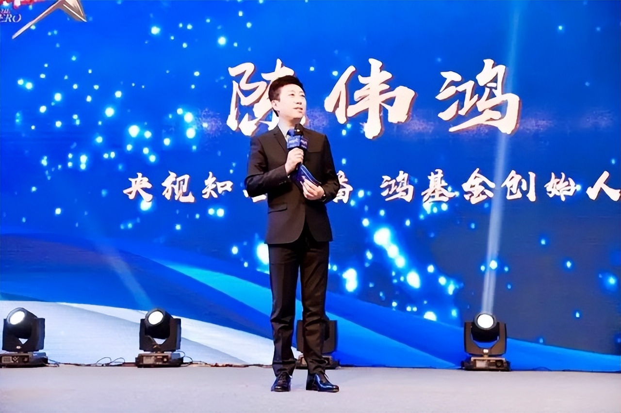 央视主持人陈伟鸿：55岁依然儒雅知性，一儿一女让人很羡慕