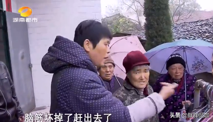 女大学生因爱变得精神失常，和流浪汉生下孩子，亲妈：造孽啊