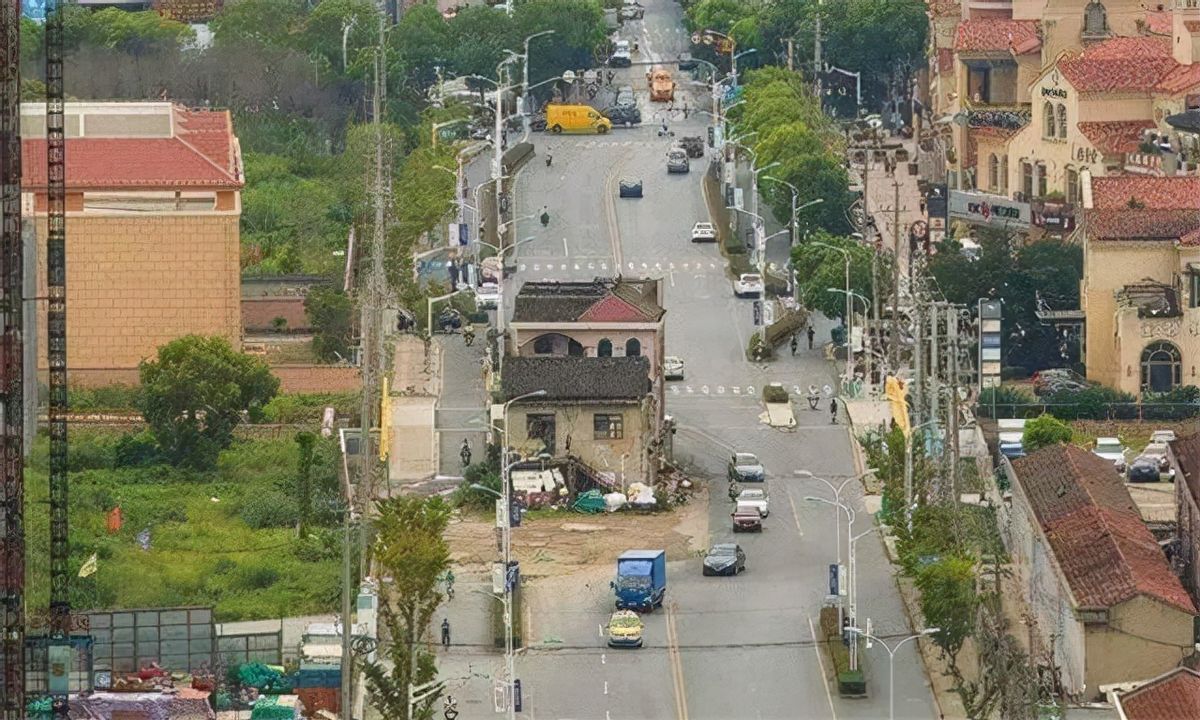 上海马路上的“豪宅”：要6套房加一块宅基地才肯拆，14年后搬走