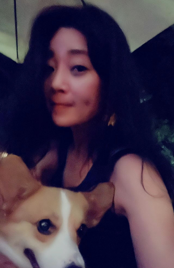 殷桃罕见晒素颜照，42岁穿吊带秀精致锁骨，脸上酒窝十分抢镜