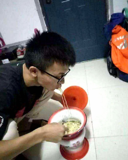 大学生生动演绎，什么叫知识改变命运，怪不得说“高手”在寝室