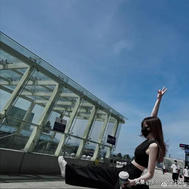 王心凌晒随拍在线求夸 穿高腰背心露纤细双臂侧颜美