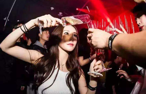 重庆某高校多名女生醉酒，躺在地上形象全无，网友指责其伤风败俗