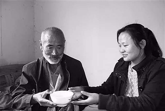 安徽光棍兄弟收养弃婴，给拖拉机装土赚奶粉钱，34年后女婴成教师