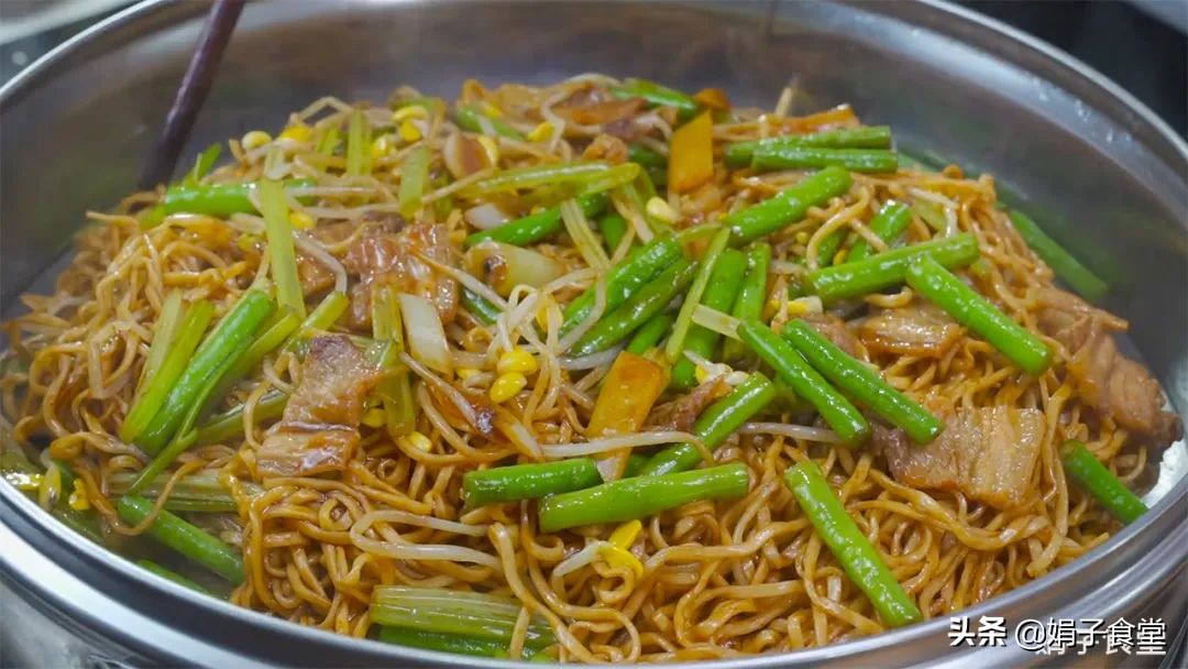 面条别水煮，放锅里简单一蒸，筋道、爽滑、入味，一次3碗吃不够