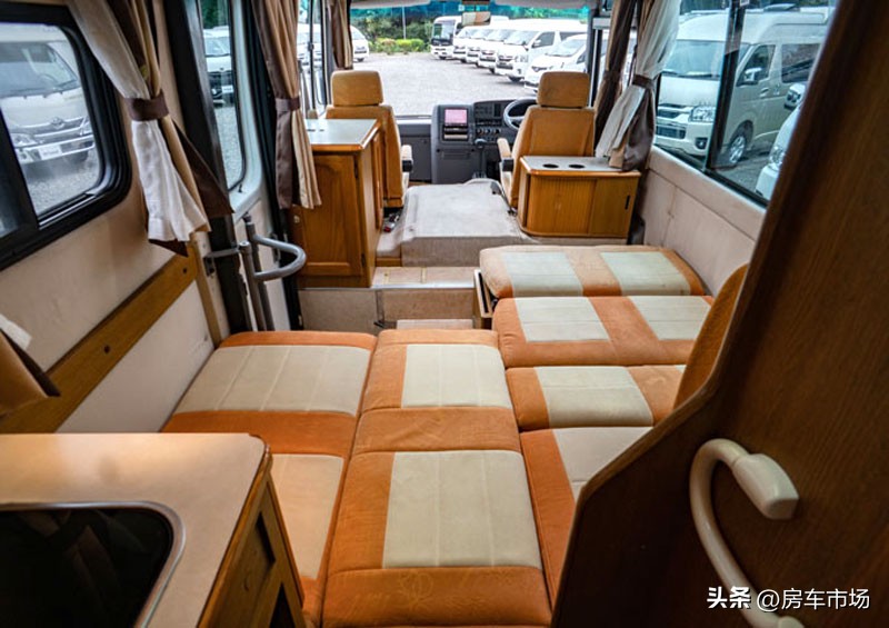 日产中巴改装房车，4.5升动力，双会客区，三张床睡下全家6口人