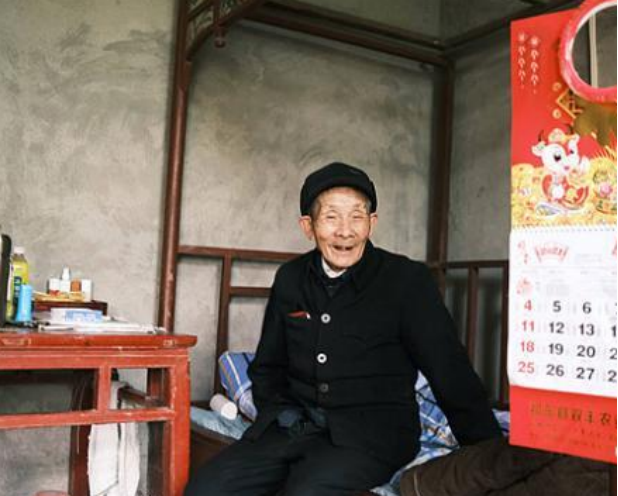 2008年湖南老人抢劫入狱“养老”，刑满释放后，老人：还想回去