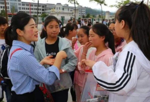 老师拖堂，女生因内急说一句“快走”遭体罚，涉事老师已被开除