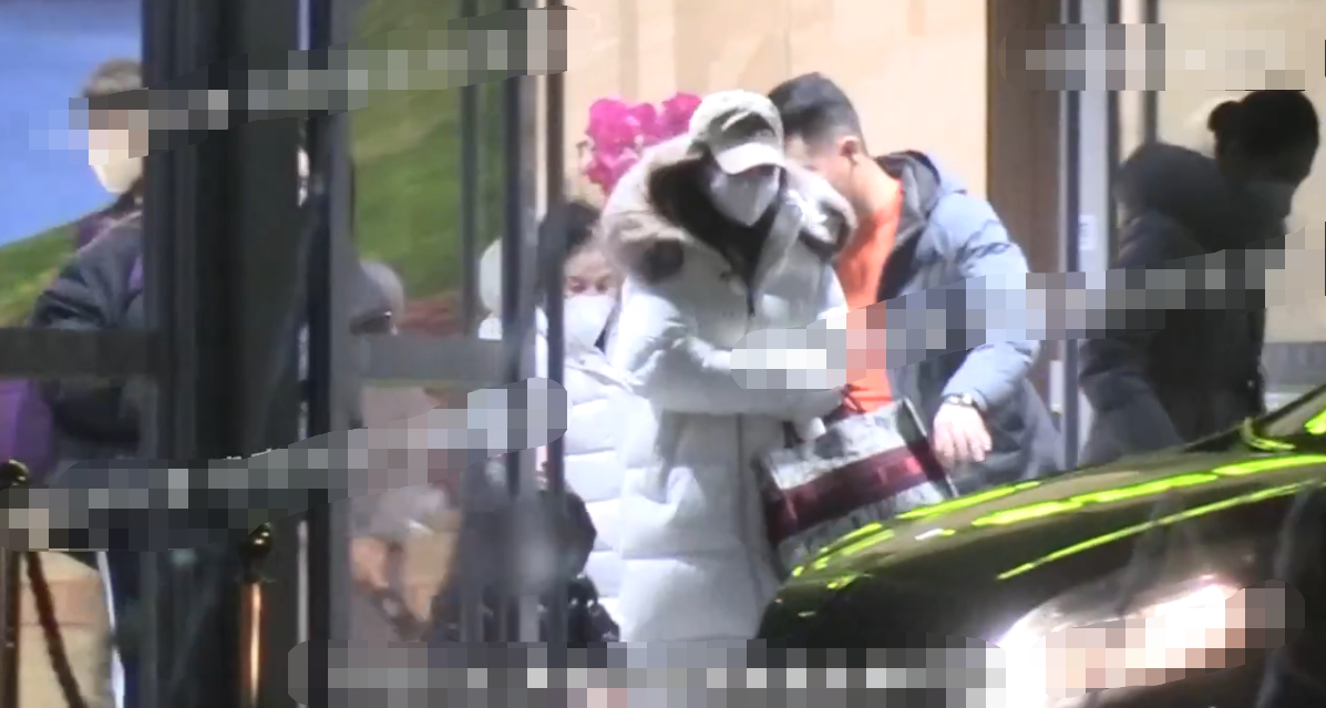 baby和儿子机场亲密互动！小海绵大胆骑箱子滑行，双脚翘起好兴奋