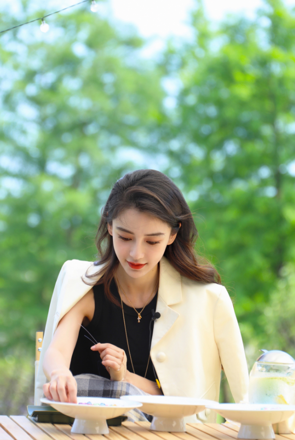 baby七月行程图曝光：2个综艺、3本杂志、2个广告，好期待