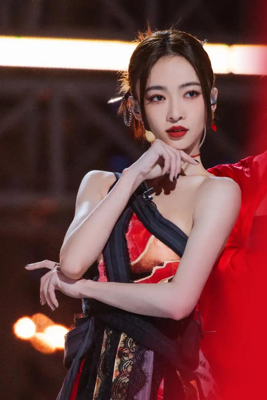 看了浪姐3,才发现吴谨言原来这么美