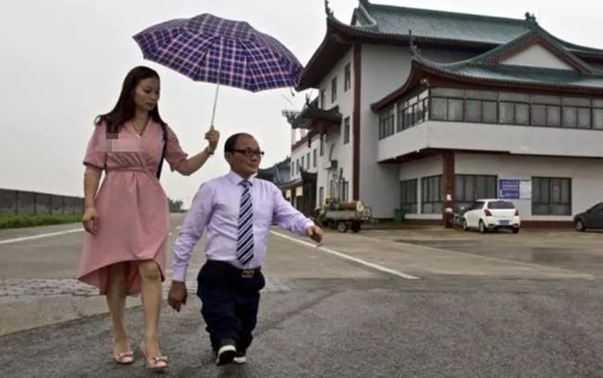 尧建云:娶小10岁娇妻,家里纸币堆成小山,却终在出租屋孤独离世