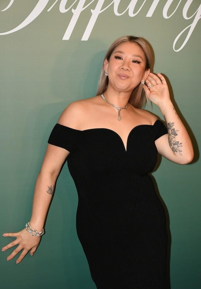 郑欣宜好适合黑色，丰满身材显得精致耐看，比瘦小身形更有气质