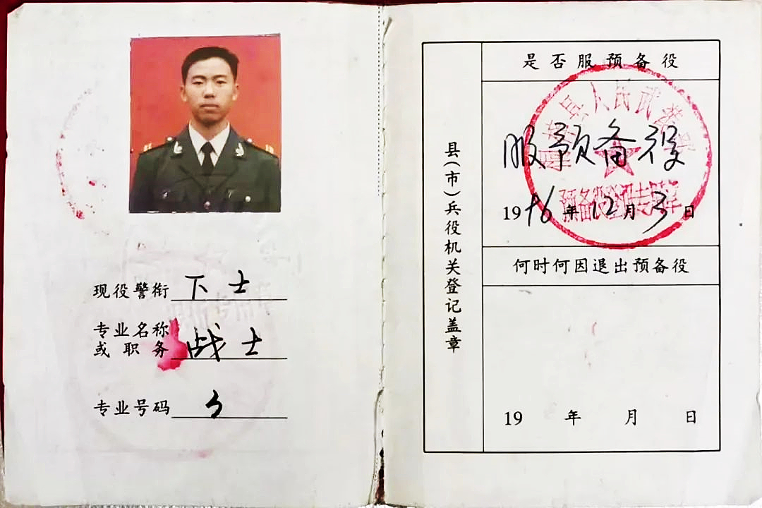 贵州英雄！D2809次动车司机杨勇，原来是退伍老兵，曾开摩托车