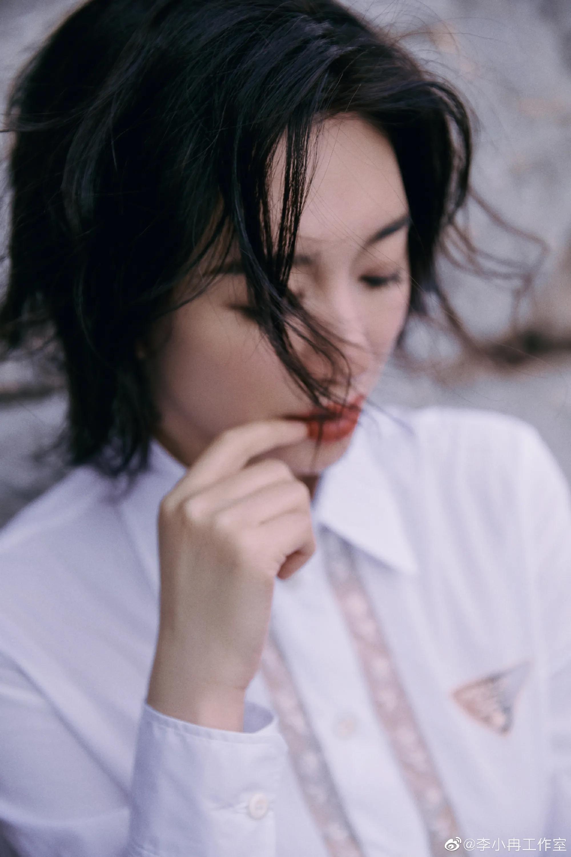 李小冉海岸礁石质感大片