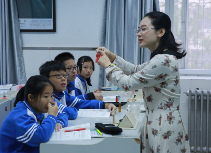 同是教師崗位，小學教師和高中教師差距有多大？工資只是其中之一