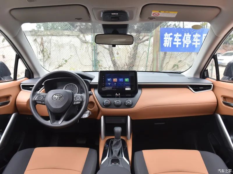 卡罗拉锐放：2.0L、最低配都有主动刹车、车道保持，这车才十多万