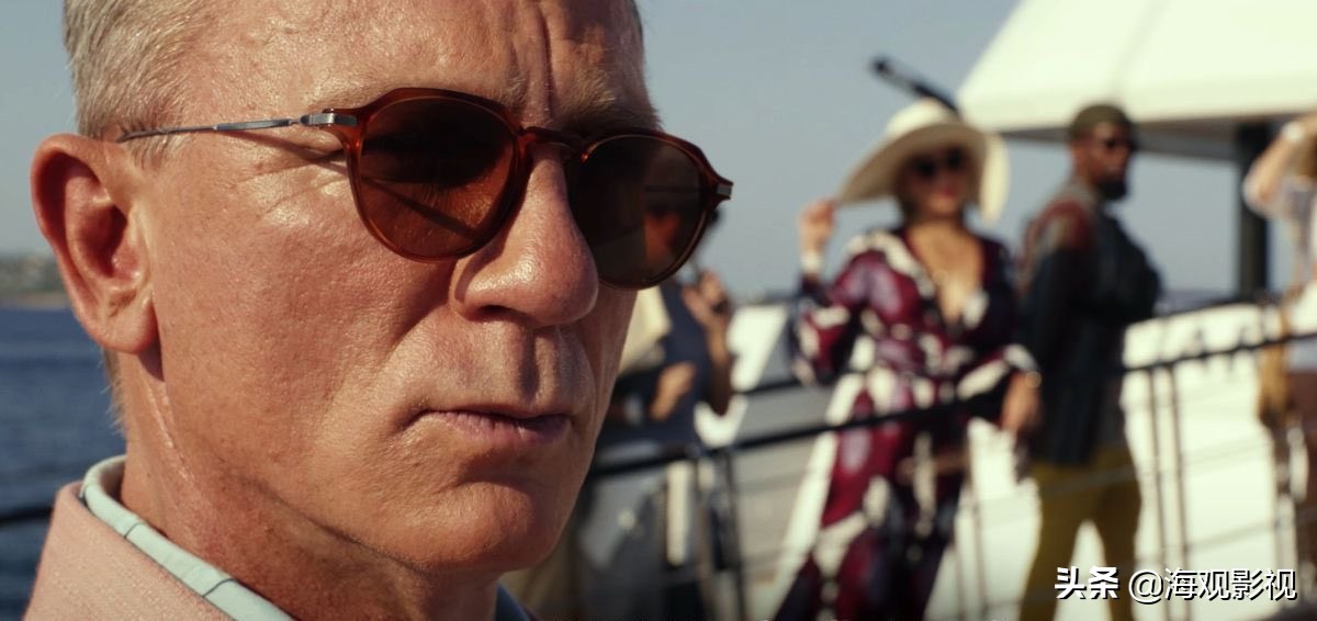 网飞宣布《利刃出歹》续集定名《玻璃洋葱》，公布圣诞节上映