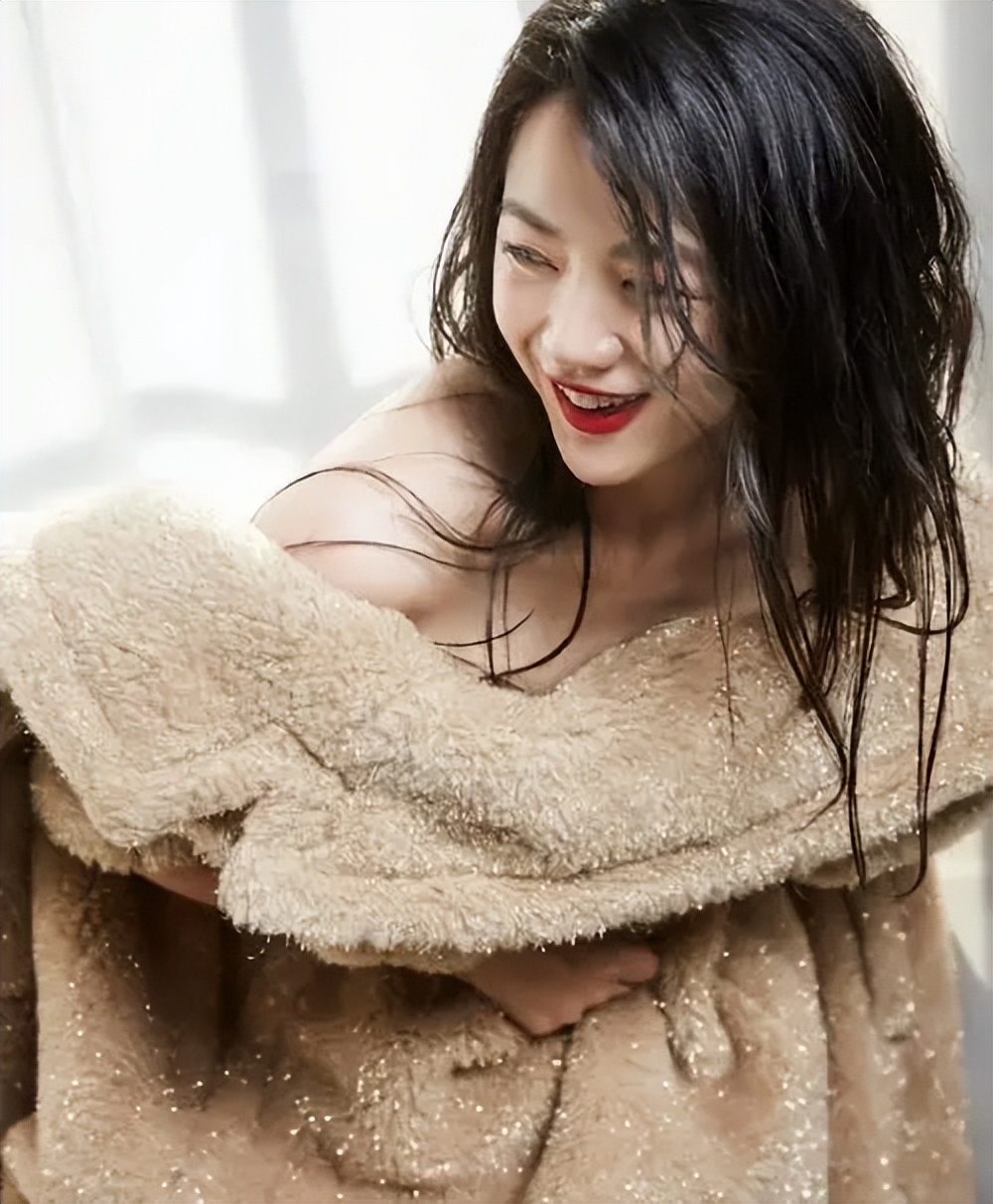 汤唯骨子里自带气质，侧脸风情万种，网友“绝对是个美人胚子”