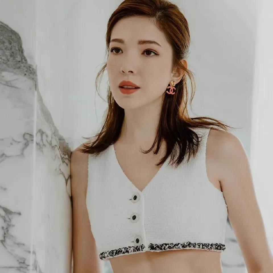 美仙许玮甯，肤色通透，绝美鼻梁，一双有魅力的眼睛，知性优雅