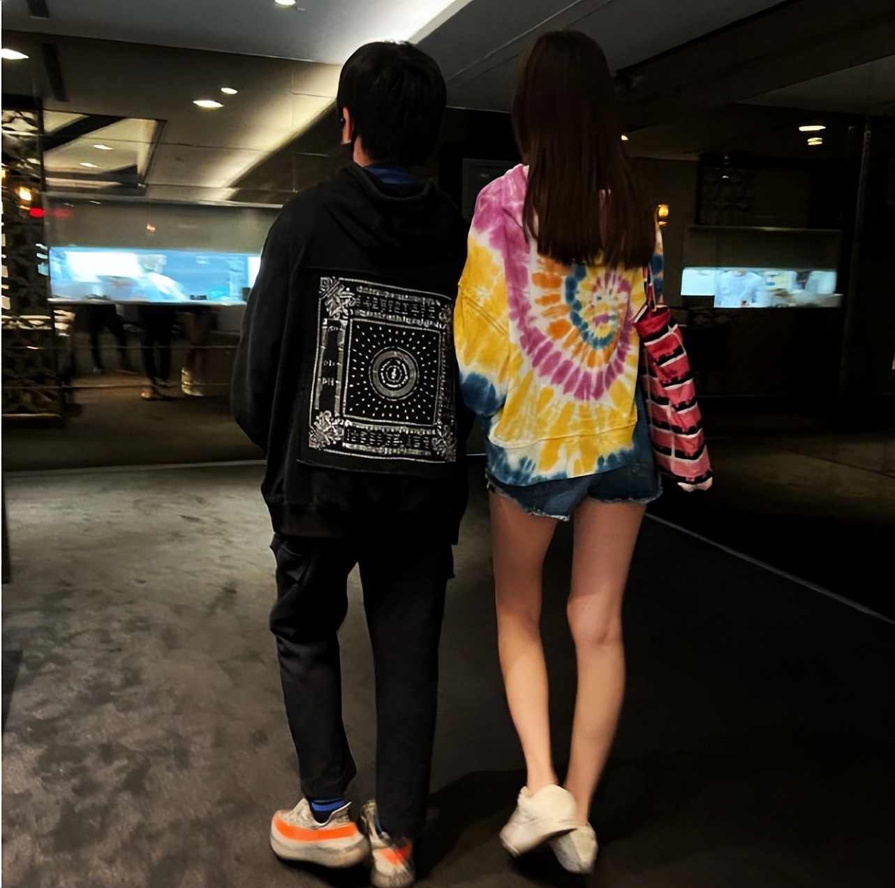 林志颖老婆晒全家出游，12岁Kimi身高超爸爸，父子同框像兄弟