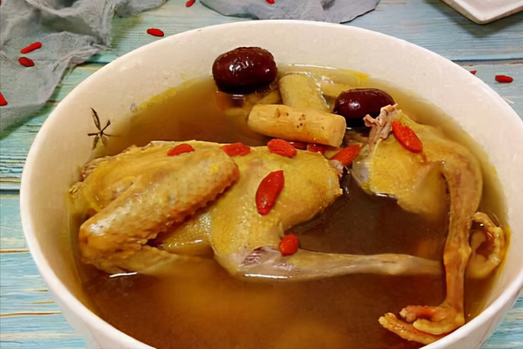 俗话说“一鸽顶九鸡”冬天手脚冰凉的，做这道鸽子汤，营养又暖和