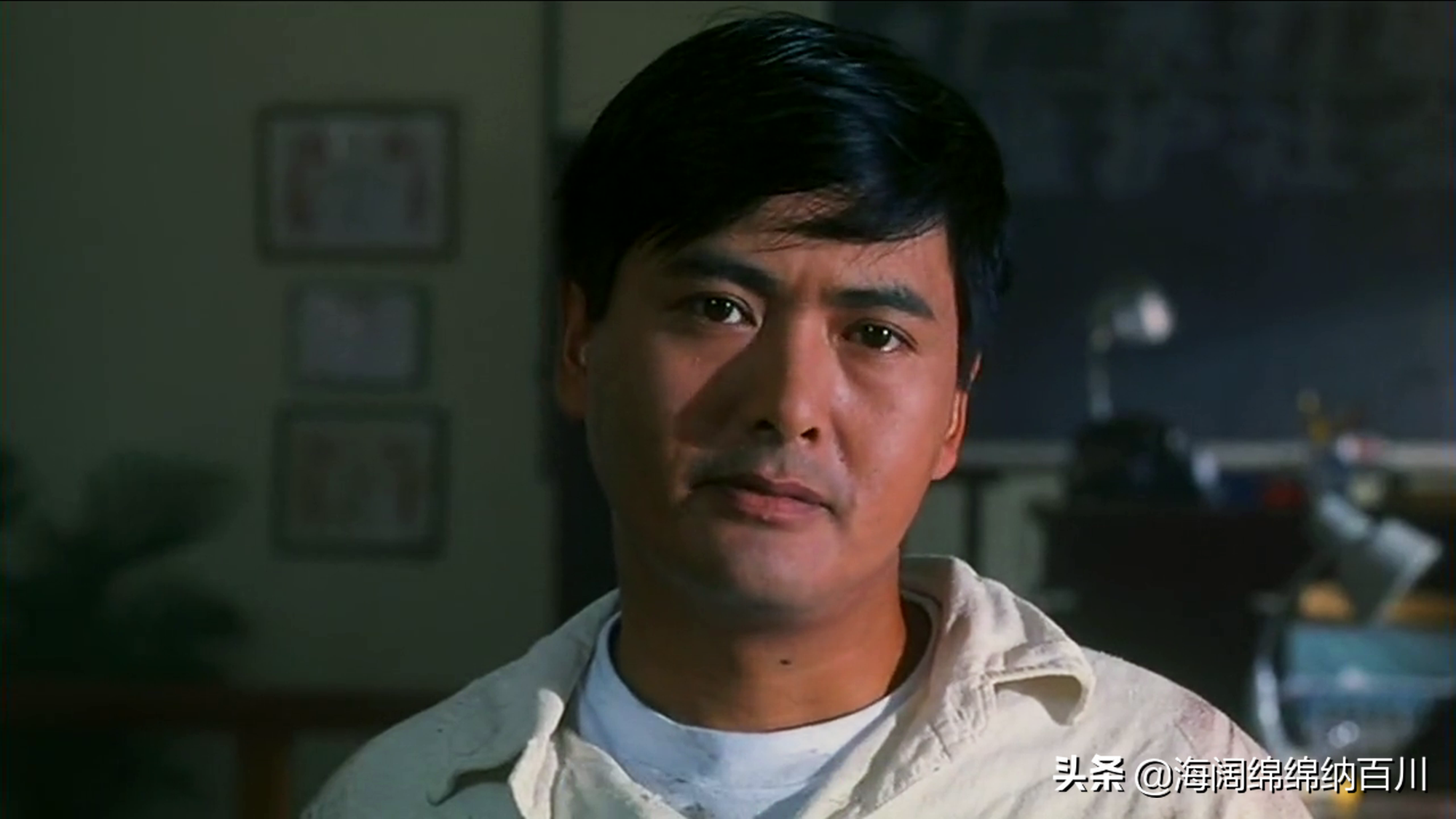 赌神高进(周润发饰演)和太太温柔(张敏饰演)在法国过着隐居的生活.