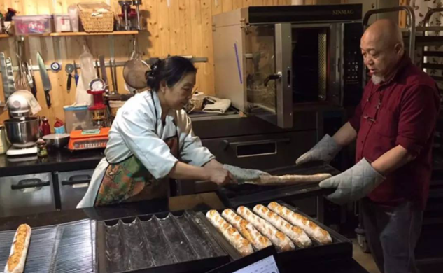 妻子是央视制作人，丈夫是老师，6旬夫妻退休后做面包火到了法国