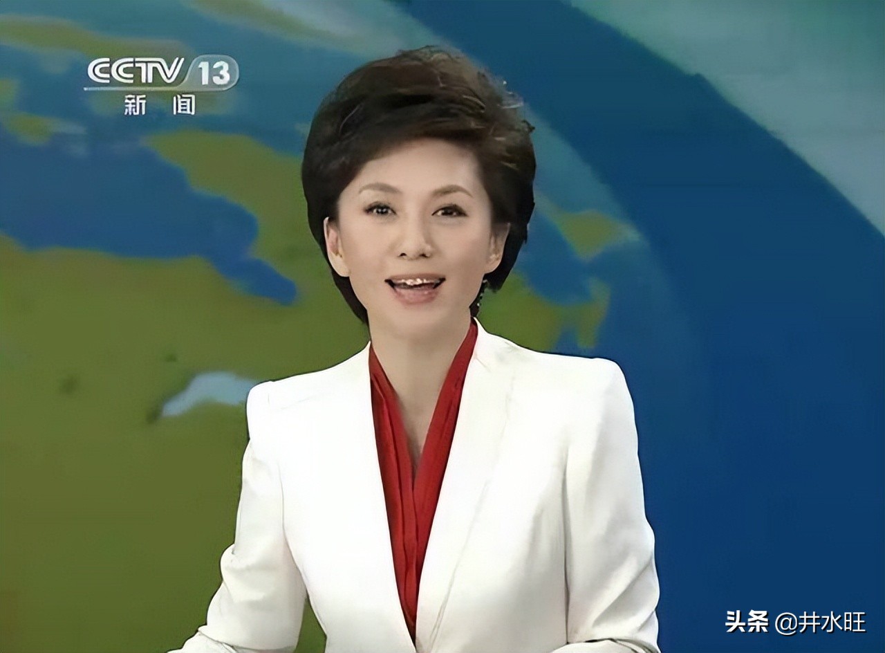 一身白衣的央视女主持，优雅显气质，别具高级感