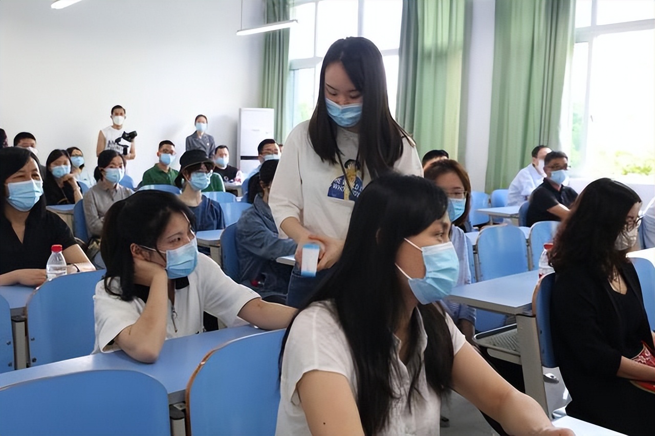 多所高校最新通知，五一仅放1天假？大学生回家计划泡汤了