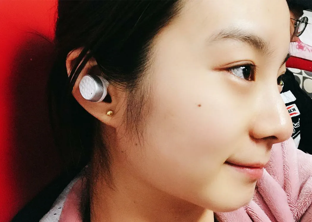 如今在这个生活节奏飞快的时代里，戴上耳机听点什么已经成为了绝大部份人的标配