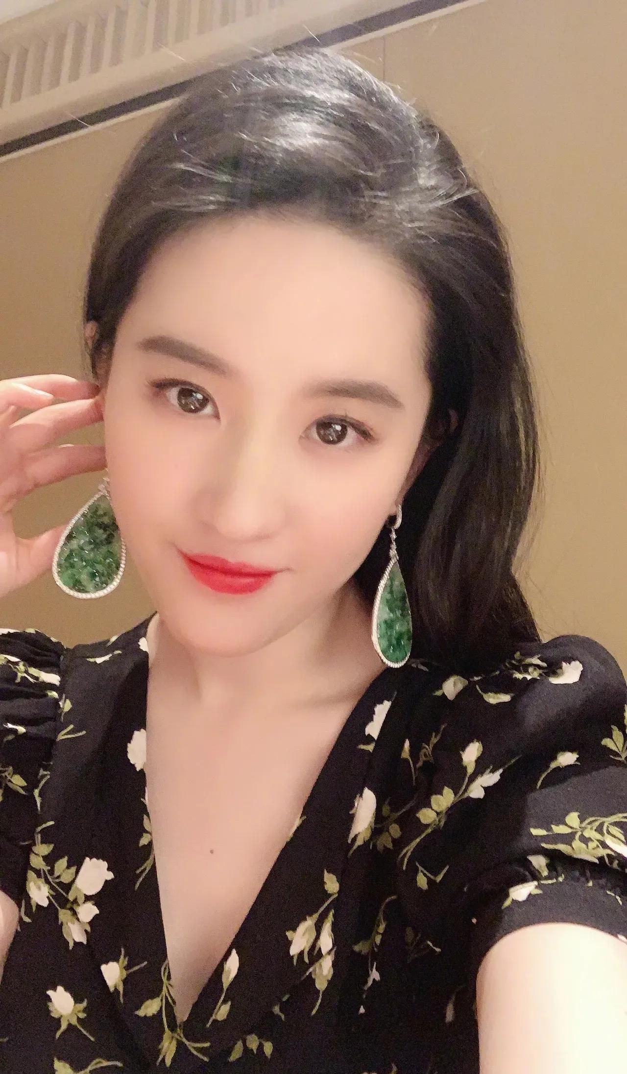 刘亦菲最新优雅大方，温婉迷人的美照