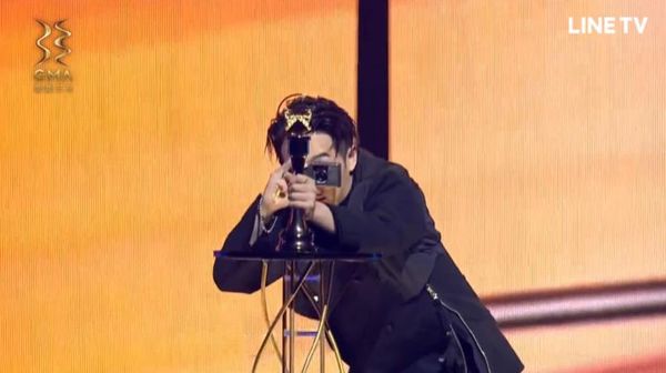 金曲奖／熊仔当评审夺作词人奖！上台急拍下一幕：没有内定