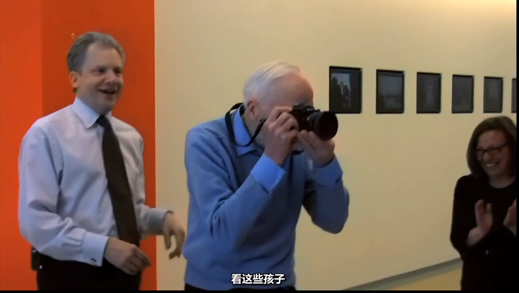 老头看到黑丝狂拍，却没人敢白眼！被封街拍之神的他，名震时尚圈