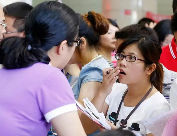 曾备受追捧的会计学专业，如今“跌落”神坛，百万年薪不香了？