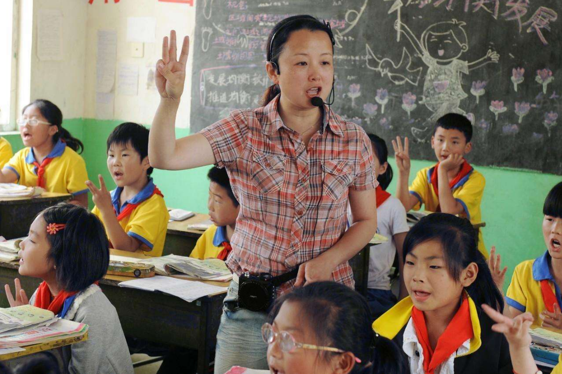 中小学教师的“新年礼物”，工资标准上调了，还会补发三个月