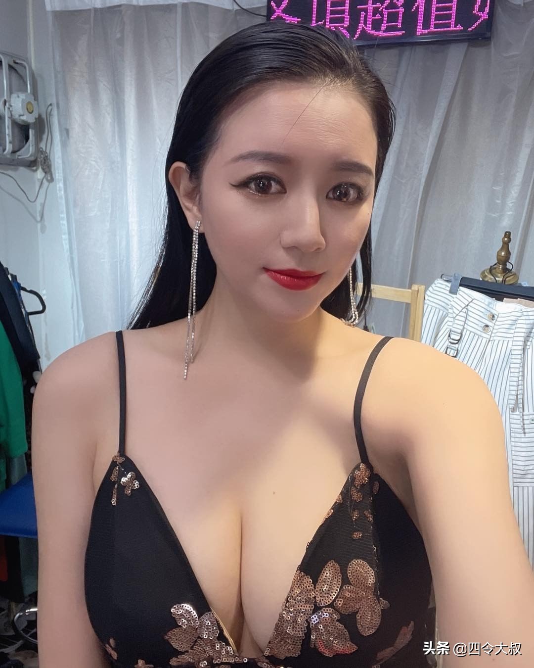 李妍瑾直播卖货遭闹场，惊动警察吐心境：赔售卖、压力大到哭