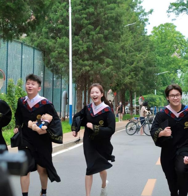 冯琳毕业合照流出，笑容甜美清新可爱，但比起室友还是略有逊色