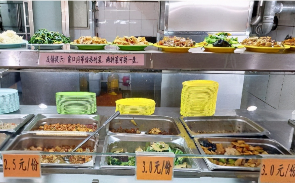 高校食堂标语走红，绞尽脑汁出奇招，为了吸引学生阿姨们也是拼了