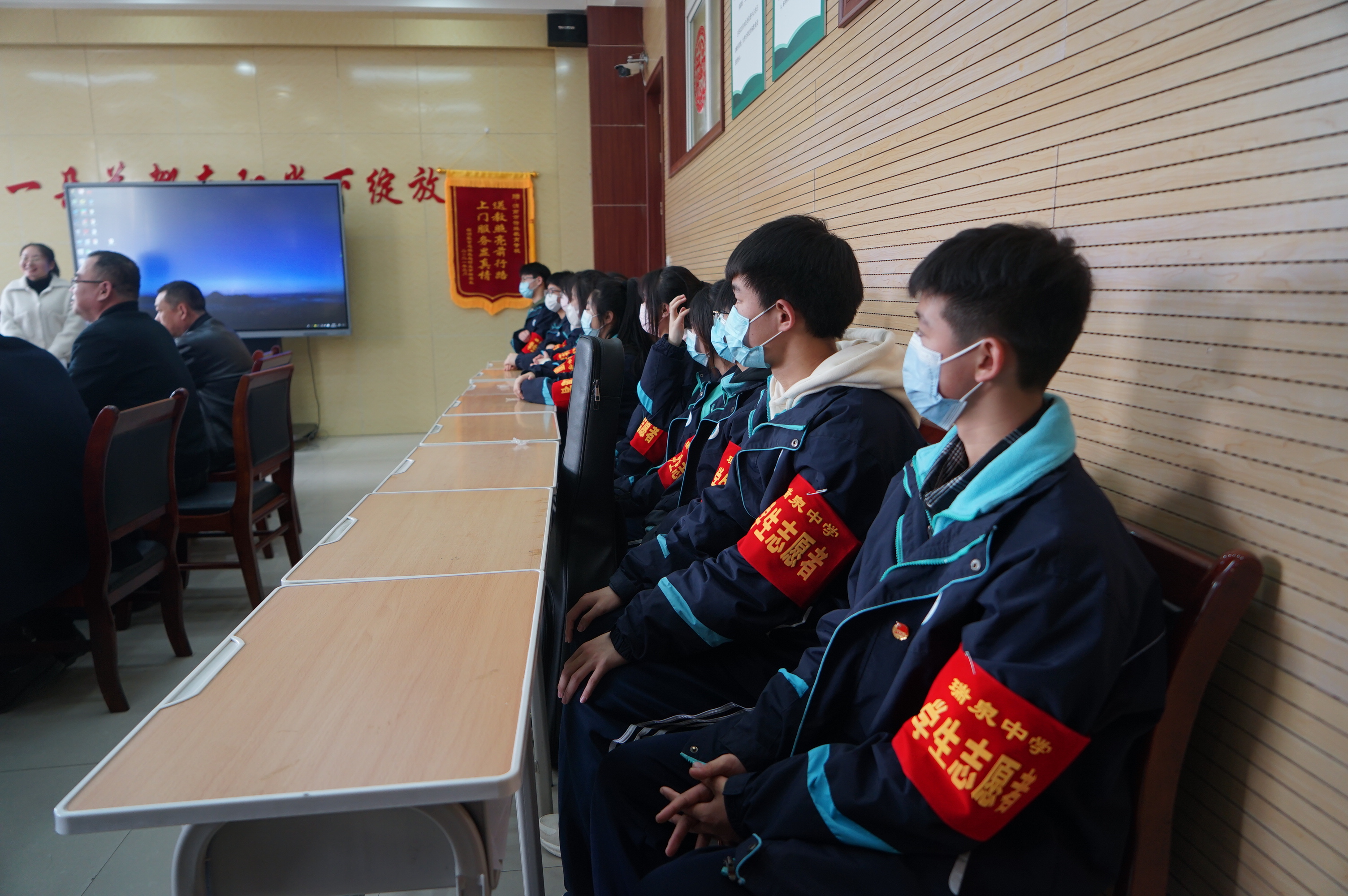 瑞泉中学师生代表走进渭南特校校开展学雷锋献爱心活动