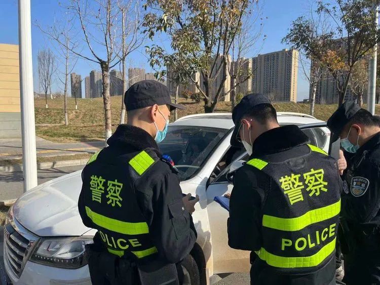 西安公安长安巡特警持续强化巡逻防控 维护辖区平安稳定