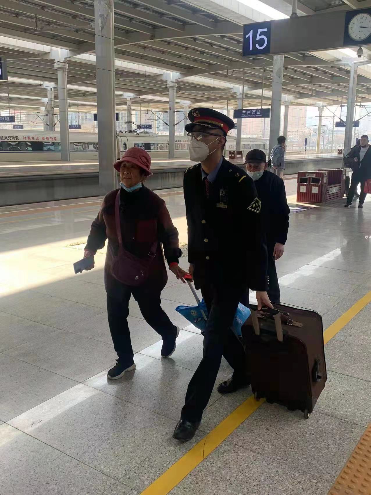 郑州高铁三队宋志超班组：一路温馨伴随两位耄耋老人