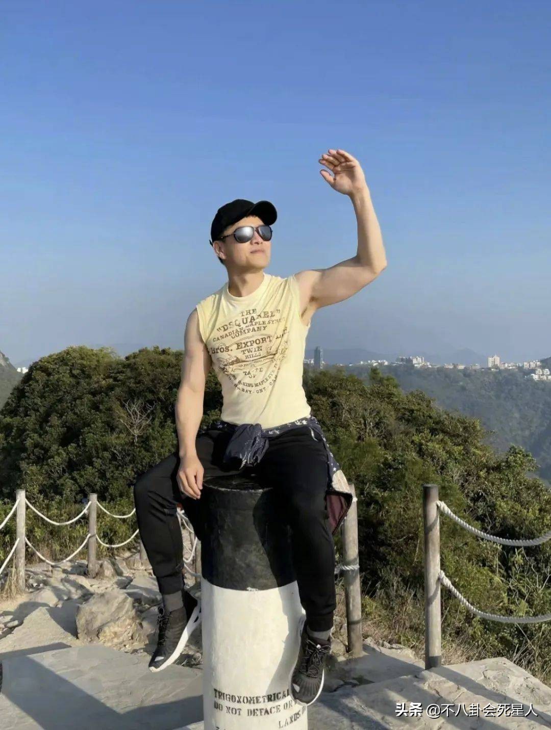 落魄商演，千元付费聊天，这些港星在内地表面缺钱，实际身家不菲