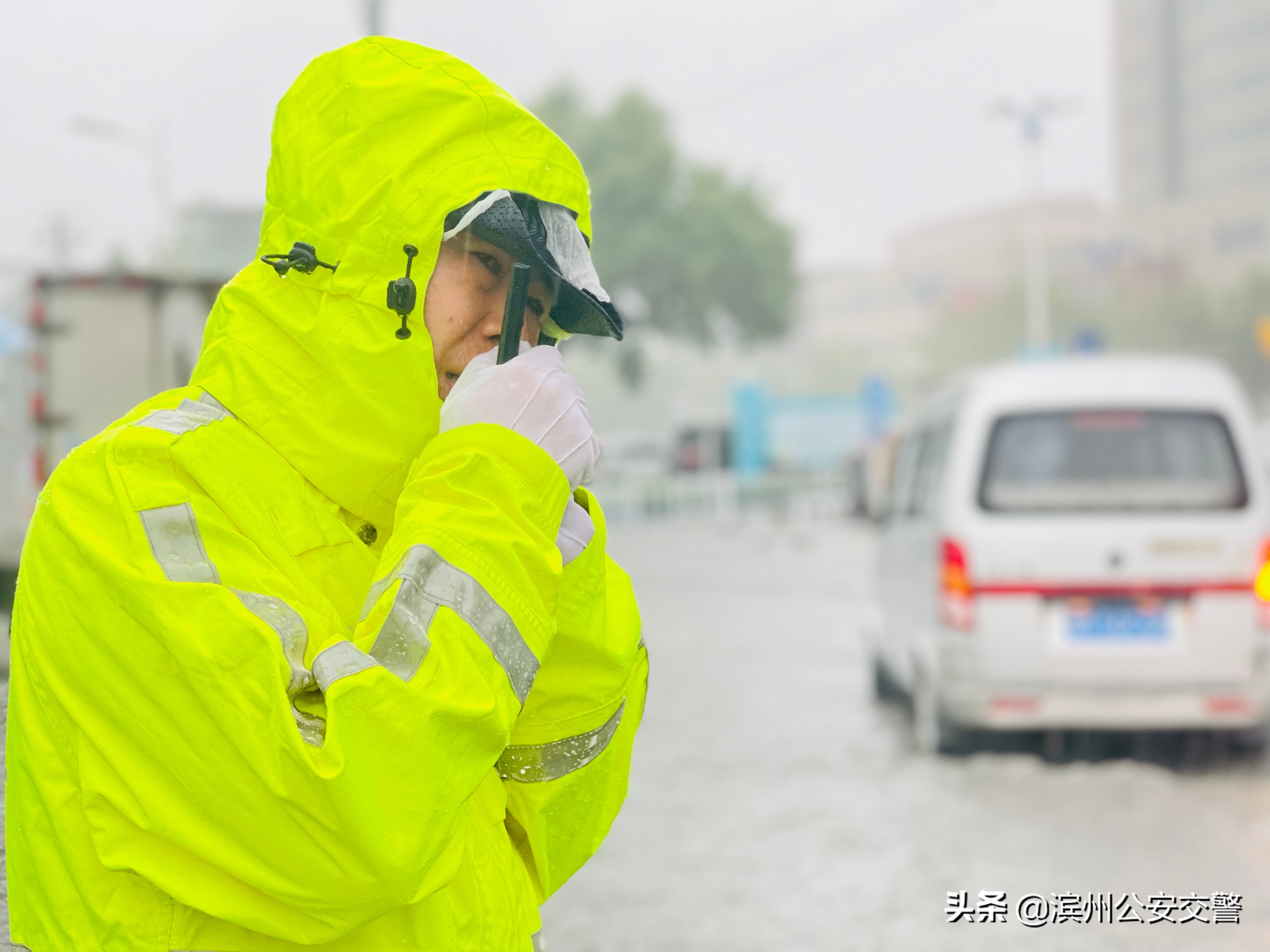 从黑夜到黎明 滨州交警严防死守应对暴雨恶劣天气