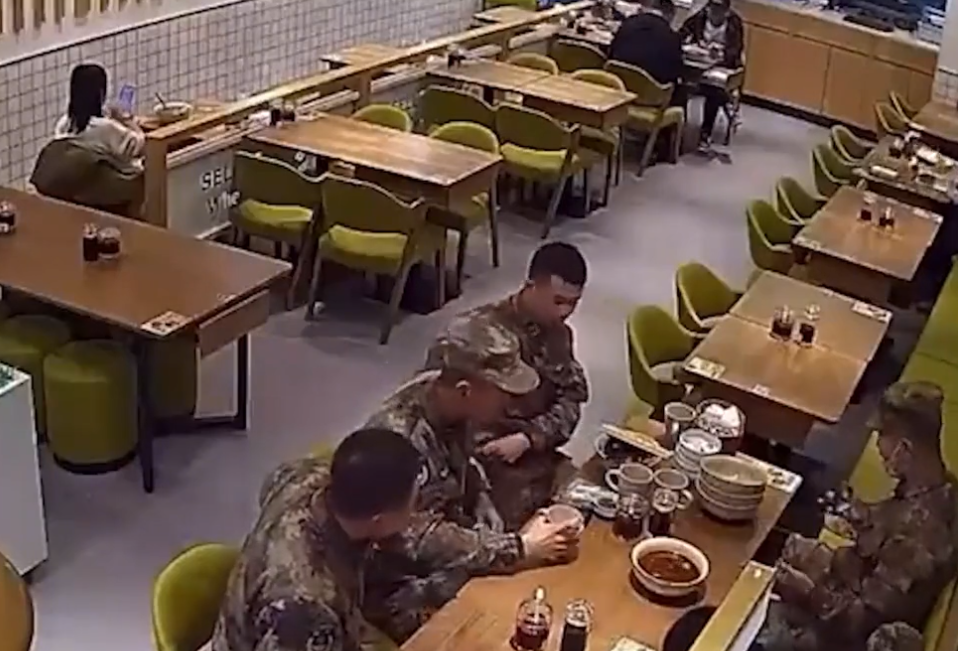 辽宁五位军人到饭店用餐，用餐过程让人心头一暖，监控记录全过程