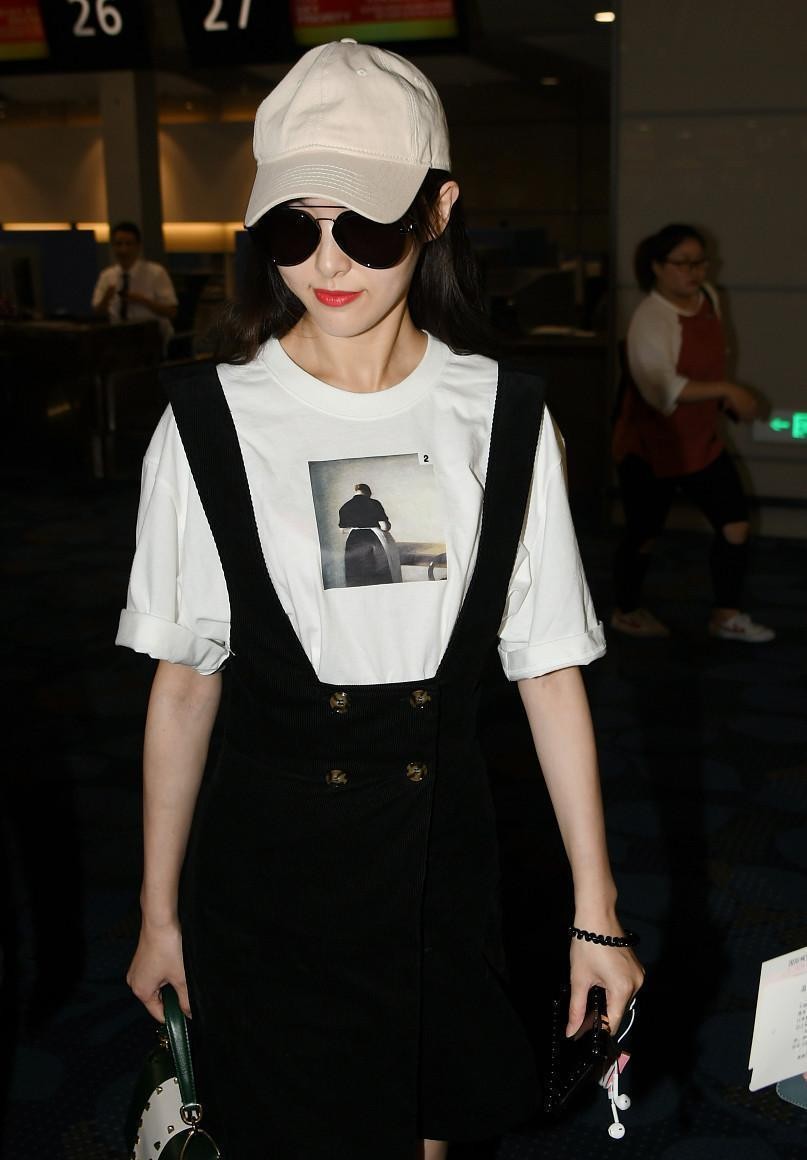 唐嫣生完孩子还这么瘦，背带裙配T恤好清新，看着好像学生妹