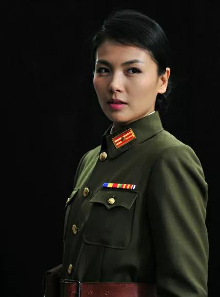 24明星军装女神美照，气质唯美，自信从容，美丽大方